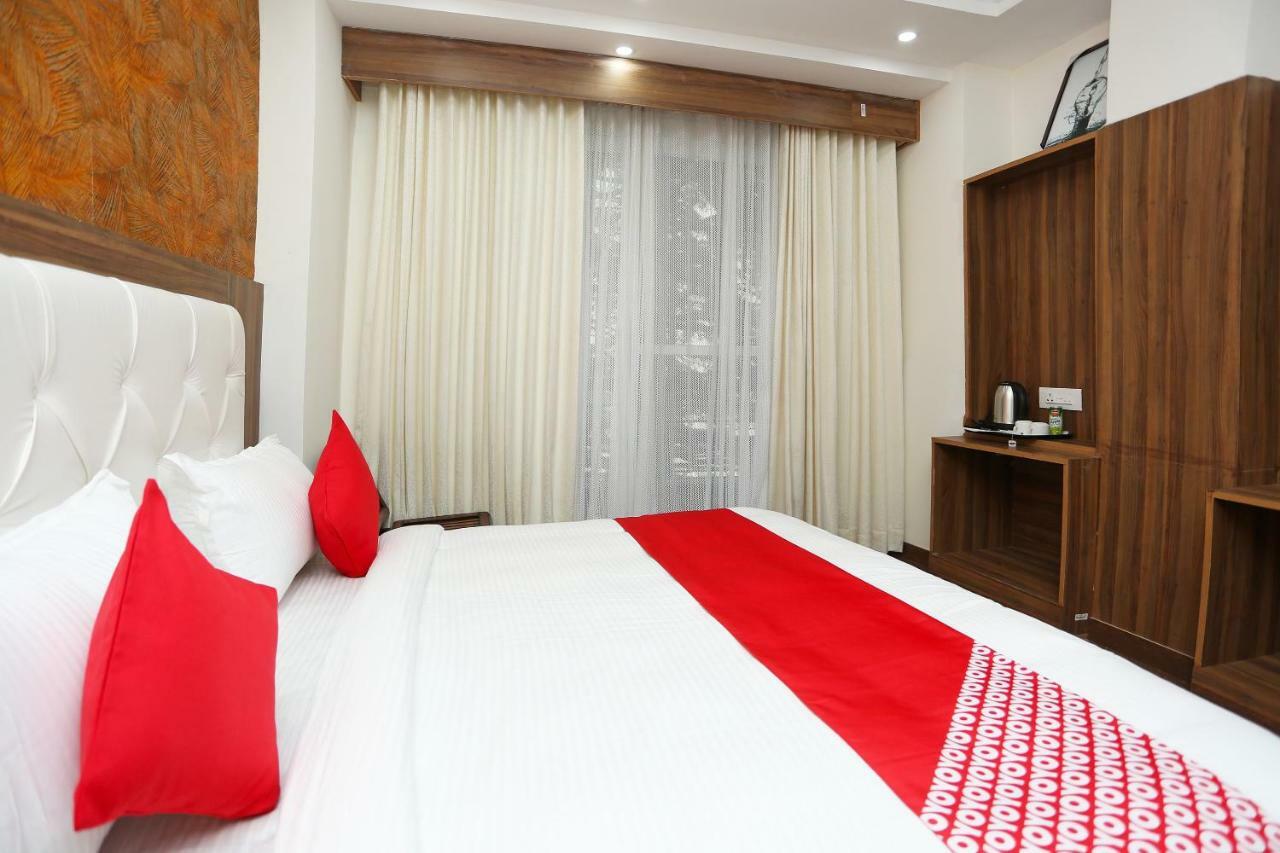 Oyo 35917 Vatika Heights Hotel McLeod Gandzs Kültér fotó