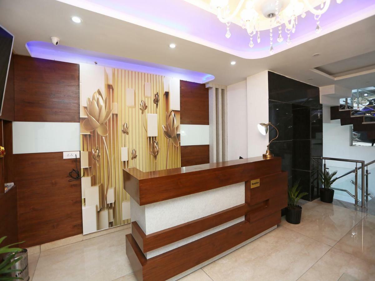 Oyo 35917 Vatika Heights Hotel McLeod Gandzs Kültér fotó